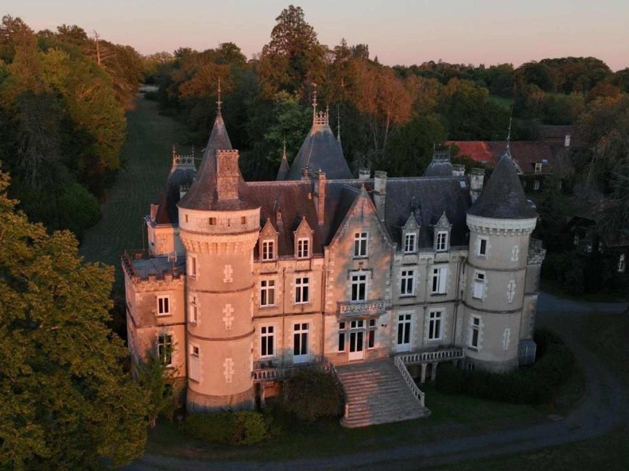 Sejour De Charme Au Chateau Avec Petit-Dejeuner Et Parking - Fr-1-591-705 Cluis Экстерьер фото