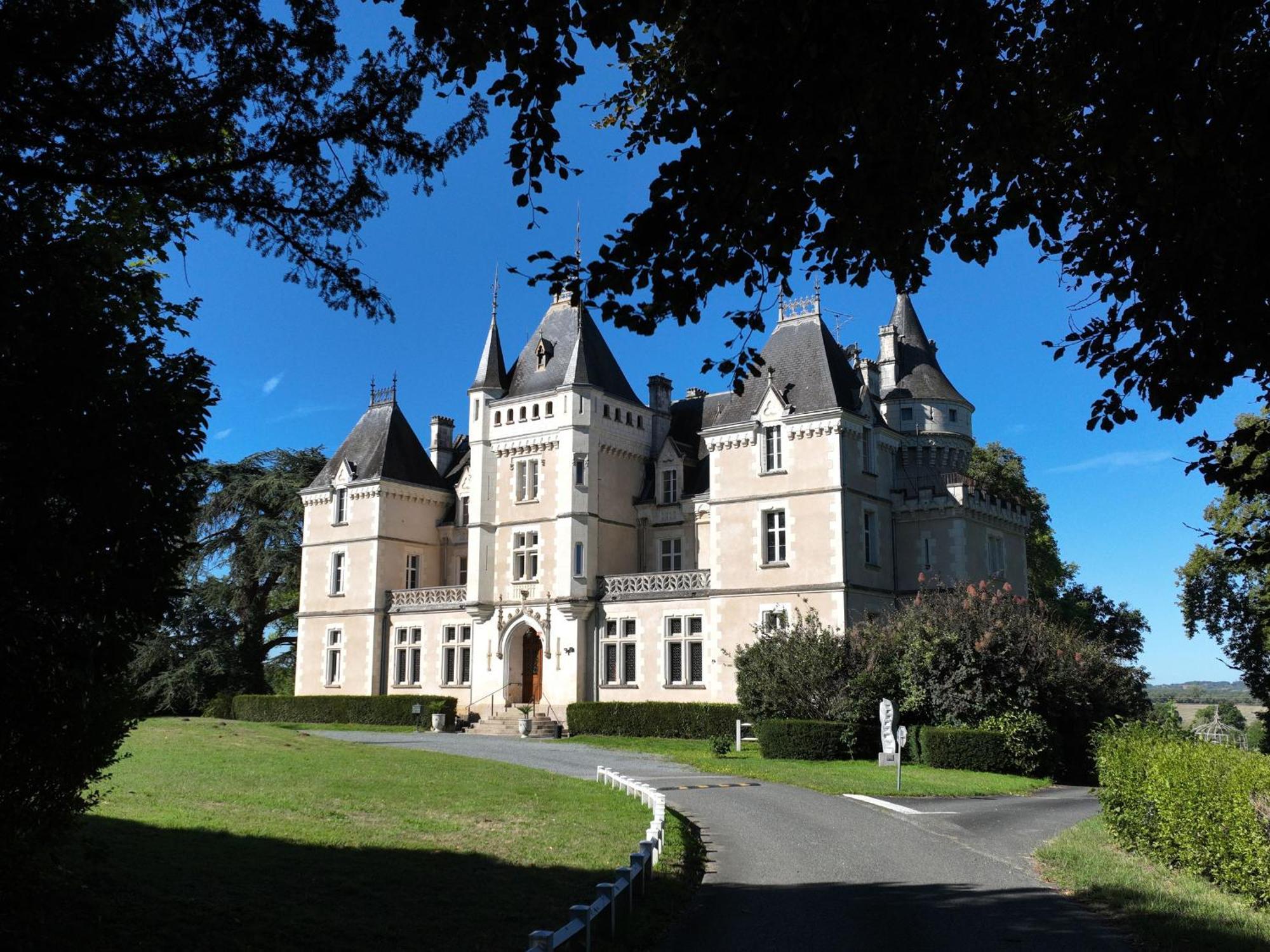 Sejour De Charme Au Chateau Avec Petit-Dejeuner Et Parking - Fr-1-591-705 Cluis Экстерьер фото